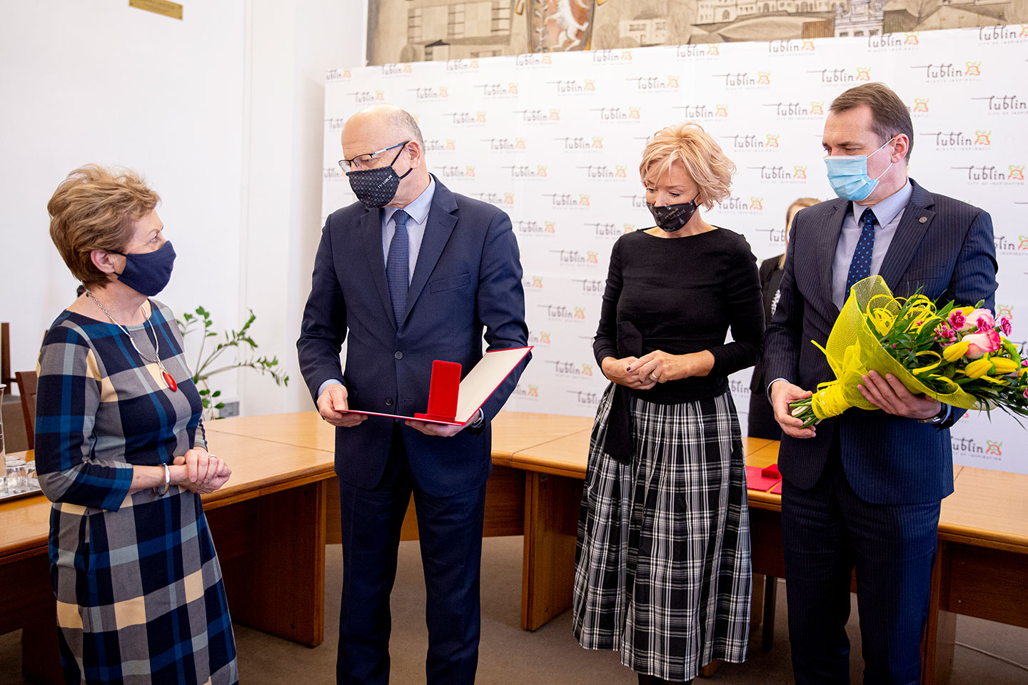 Wręczenie medalu profesor Ginalskiej przez prezydenta miasta Lublin w 2021